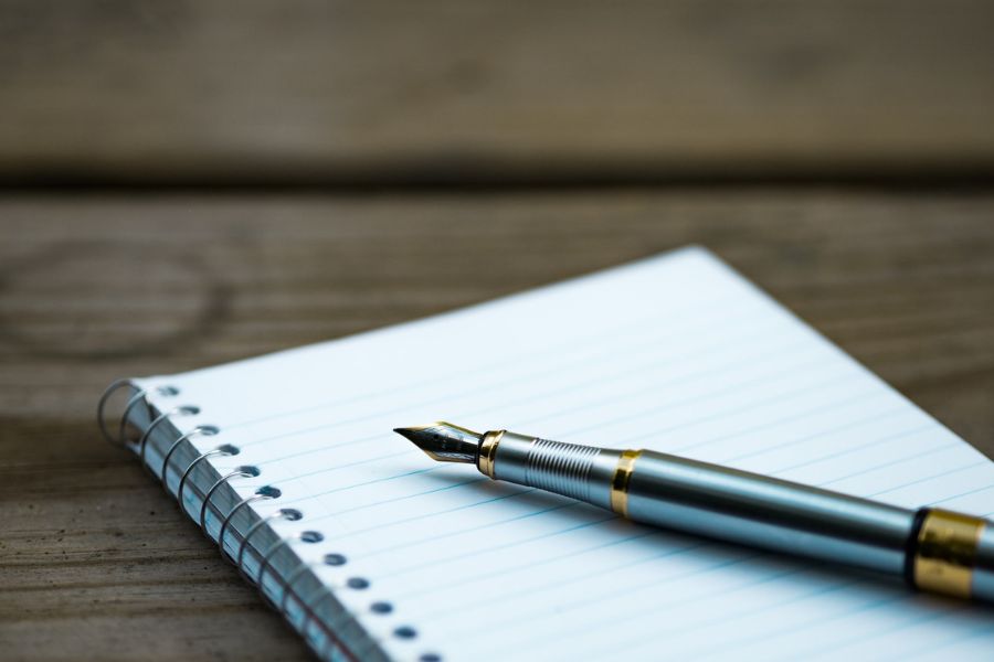 oxford-comma-featured-pen-and-paper